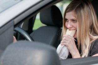 eating-while-driving