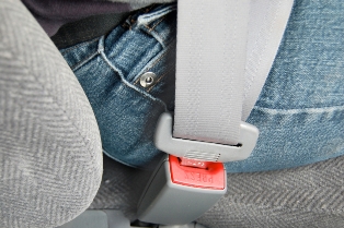 young male drivers vs young female drivers seat belt